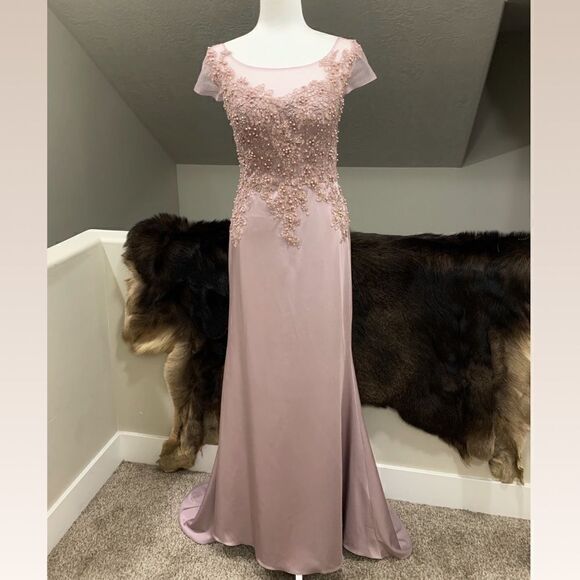 New Elegant Embroidered Floral Lace And Exquisite Pearl Beading Gown - Picture 1 of 10